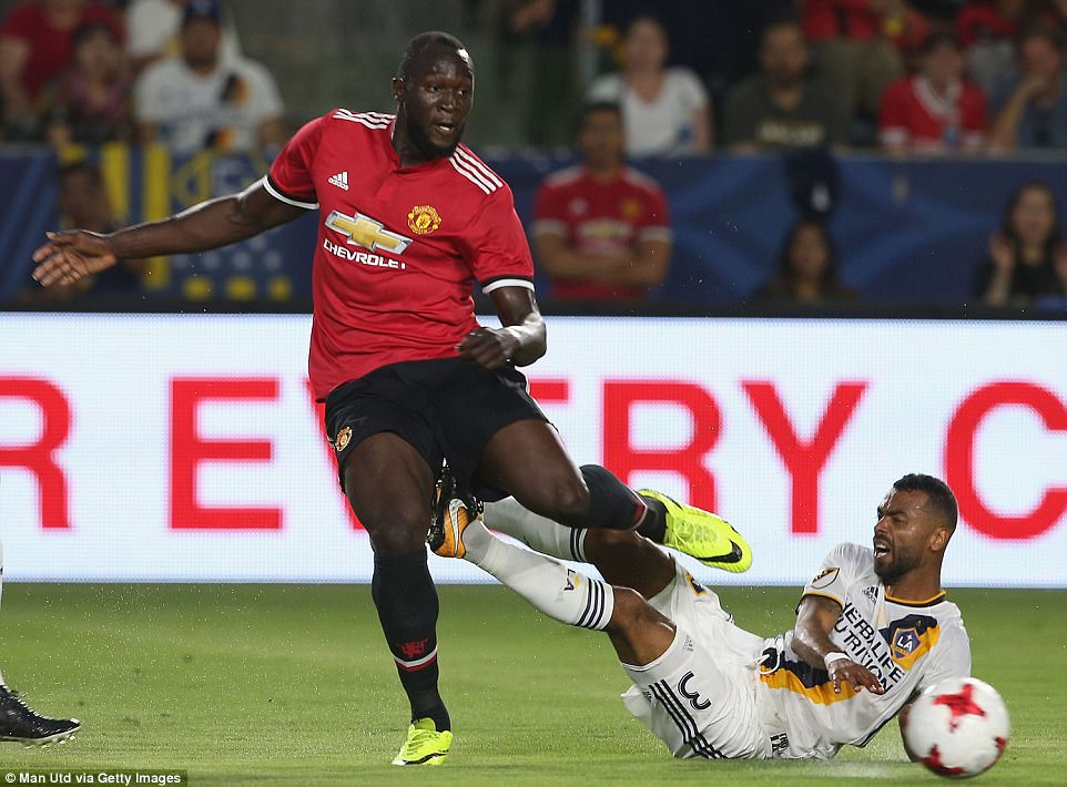 Lukaku (áo đỏ) chưa thể hiện được nhiều trong trận đấu với La Galaxy. Ảnh: Getty Images.